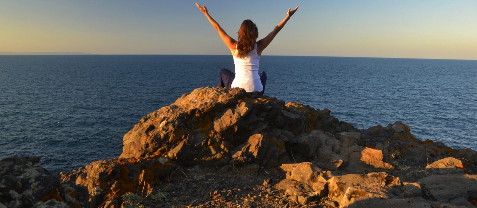 Women_on_rock